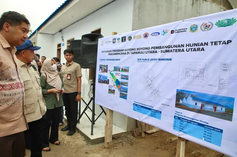 Kasatgas Percepatan Rehabilitasi dan Rekonstruksi Pascabencana Sumatera Muhammad Tito Karnavian saat meninjau lokasi pembangunan huntap di Desa Dolok Nauli, Kecamatan Adian Koting, Kabupaten Tapanuli Utara