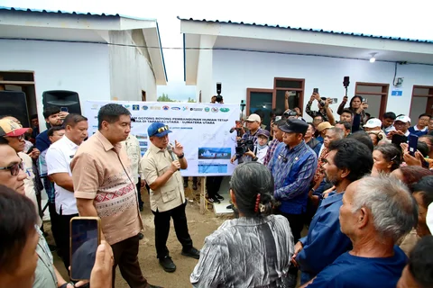 Kasatgas Percepatan Rehabilitasi dan Rekonstruksi Pascabencana Sumatera Muhammad Tito Karnavian saat meninjau lokasi pembangunan huntap di Desa Dolok Nauli, Kecamatan Adian Koting, Kabupaten Tapanuli Utara