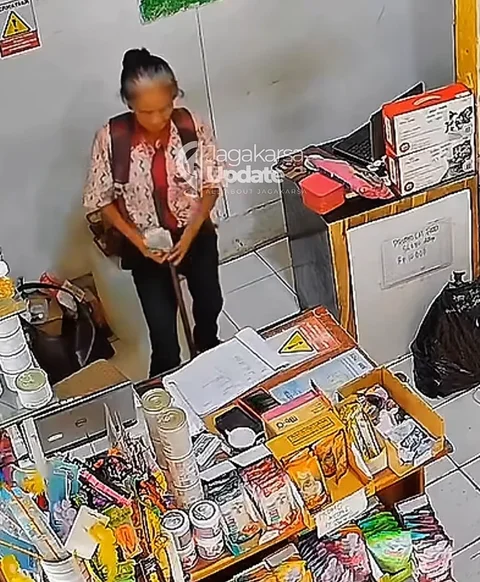 Nenek Bertongkat Masuk Rumah Warga Jaktim