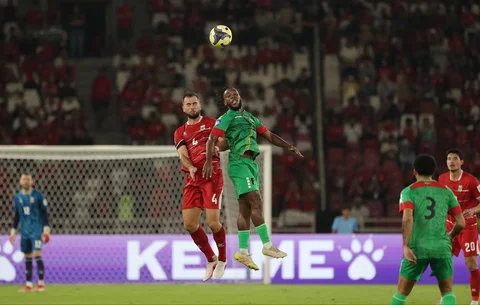 Pesepak bola Timnas Indonesia Amat Jordi  berebut bola dengan pesepak bola Saint Kitts and Nevis Mitchum Yohannes saat pertandingan FIFA Series 2026 di Stadion Utama Gelora Bung Karno (SUGBK), Senayan, Jakarta, Jumat (27/3/2026).