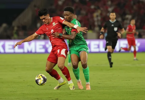 Pesepak bola Timnas Indonesia Sananta Ramadhan   berebut bola dengan pesepak bola Saint Kitts and Nevis Robets Malique  saat pertandingan FIFA Series 2026 di Stadion Utama Gelora Bung Karno (SUGBK), Senayan, Jakarta, Jumat (27/3/2026).