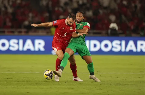 Pesepak bola Timnas Indonesia Amat Jordi  berebut bola dengan pesepak bola Saint Kitts and Nevis Harrison saat pertandingan FIFA Series 2026 di Stadion Utama Gelora Bung Karno (SUGBK), Senayan, Jakarta, Jumat (27/3/2026).