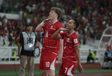 Pesepak bola Timnas Indonesia Beckham Putra dan Romeny Ole melakukan selebrasi usai menggolkan gawang  Saint Kitts and Nevis saat pertandingan FIFA Series 2026 di Stadion Utama Gelora Bung Karno (SUGBK), Senayan, Jakarta, Jumat (27/3/2026).