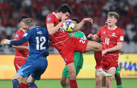 Pesepak bola Timnas Indonesia Elkan Baggott   berebut bola dengan kiper Saint Kitts and Nevis Parke Xander  saat pertandingan FIFA Series 2026 di Stadion Utama Gelora Bung Karno (SUGBK), Senayan, Jakarta, Jumat (27/3/2026).