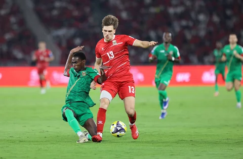 Pesepak bola Timnas Indonesia Maura Zijlstra berebut bola dengan pesepak bola Saint Kitts and Nevis Jahiyan saat pertandingan FIFA Series 2026 di Stadion Utama Gelora Bung Karno (SUGBK), Senayan, Jakarta, Jumat (27/3/2026).