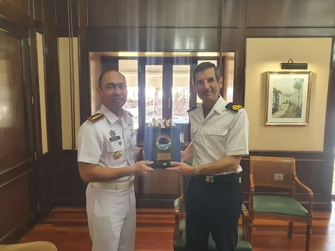Komandan KRI Canopus-936 Kolonel Laut (P) Indragiri Yani W melaksanakan courtesy call kepada Komandan Pangkalan Angkatan Laut Spanyol di Gran Canaria