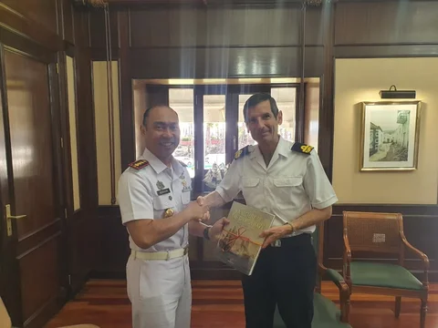 Komandan KRI Canopus-936 Kolonel Laut (P) Indragiri Yani W. melaksanakan kunjungan kehormatan kepada Admiral in Chief of the Canary Island Naval Command di Las Palmas, Spanyol.