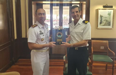 Komandan KRI Canopus-936 Kolonel Laut (P) Indragiri Yani W. melaksanakan kunjungan kehormatan kepada Admiral in Chief of the Canary Island Naval Command di Las Palmas, Spanyol.