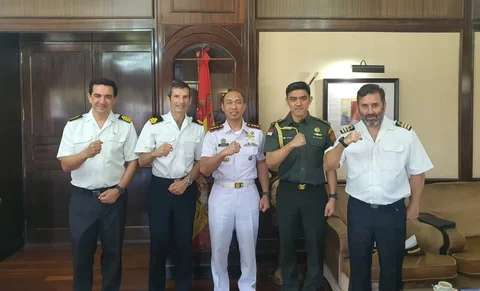 Komandan KRI Canopus-936 Kolonel Laut (P) Indragiri Yani W. melaksanakan kunjungan kehormatan kepada Admiral in Chief of the Canary Island Naval Command di Las Palmas, Spanyol.