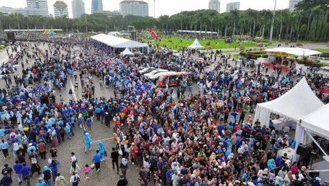 Warga Berburu Sembako dan Makanan Gratis di Monas