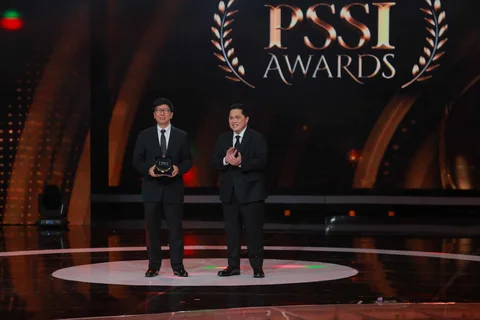 Ketua Umum PSSI, Erick Thohir saat menyerahkan Official Broadcaster PSSI Awards untuk Emtek kepada Managing Director Emtek, Sutanto Hartono di Studio 6 Emtek City, Jakarta, Sabtu (28/3/2026) malam WIB.