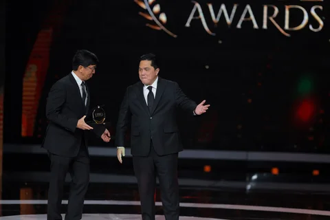 Ketua Umum PSSI, Erick Thohir usai  menyerahkan Official Broadcaster PSSI Awards untuk Emtek kepada Managing Director Emtek, Sutanto Hartono di Studio 6 Emtek City, Jakarta, Sabtu (28/3/2026) malam WIB.