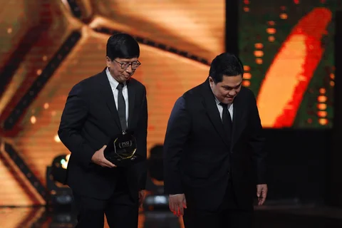 Ketua Umum PSSI, Erick Thohir usai menyerahkan Official Broadcaster PSSI Awards untuk Emtek kepada Managing Director Emtek, Sutanto Hartono di Studio 6 Emtek City, Jakarta, Sabtu (28/3/2026) malam WIB.