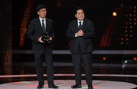 Ketua Umum PSSI, Erick Thohir saat menyerahkan Official Broadcaster PSSI Awards untuk Emtek kepada Managing Director Emtek, Sutanto Hartono di Studio 6 Emtek City, Jakarta, Sabtu (28/3/2026) malam WIB.