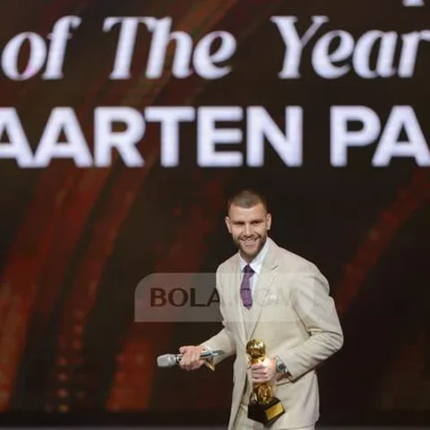 Kiper Timnas Indonesia, Maarten Paes menerima penghargaan kiper terbaik PSSI Awards 2026.