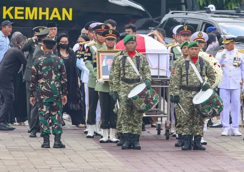 Pemakaman mantan Menteri Pertahanan Juwono Sudarsono  di TMP Kalibata, Jakarta, Minggu (29/03/2026).