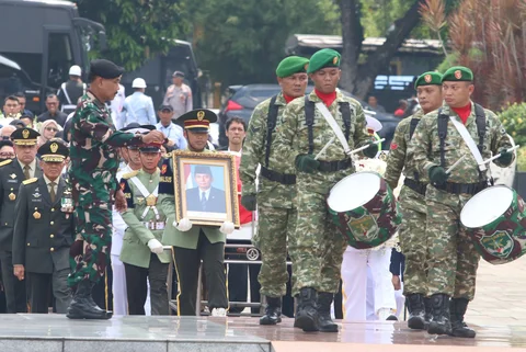 Pemakaman mantan Menteri Pertahanan Juwono Sudarsono  di TMP Kalibata, Jakarta, Minggu (29/03/2026).