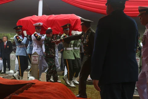 Menteri Pertahanan Sjafrie Sjamsoeddin menjadi inspektur upacara pada pemakaman mantan Menteri Pertahanan Juwono Sudarsono  di TMP Kalibata, Jakarta, Minggu (29/03/2026).
