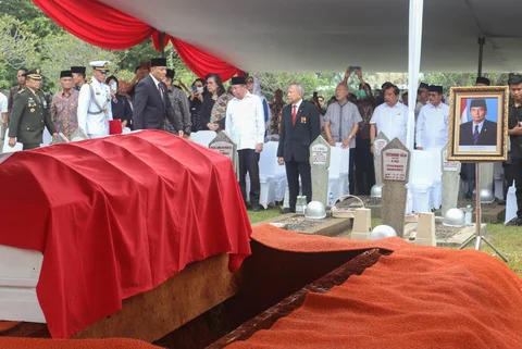 Menteri Pertahanan Sjafrie Sjamsoeddin menjadi inspektur upacara pada pemakaman mantan Menteri Pertahanan Juwono Sudarsono  di TMP Kalibata, Jakarta, Minggu (29/03/2026).