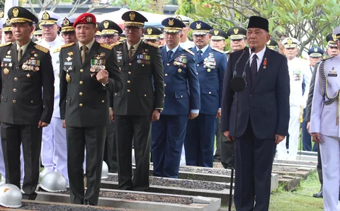 Menteri Pertahanan Sjafrie Sjamsoeddin menjadi inspektur upacara pada pemakaman mantan Menteri Pertahanan Juwono Sudarsono  di TMP Kalibata, Jakarta, Minggu (29/03/2026).