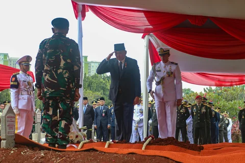 Menteri Pertahanan Sjafrie Sjamsoeddin menjadi inspektur upacara pada pemakaman mantan Menteri Pertahanan Juwono Sudarsono  di TMP Kalibata, Jakarta, Minggu (29/03/2026).