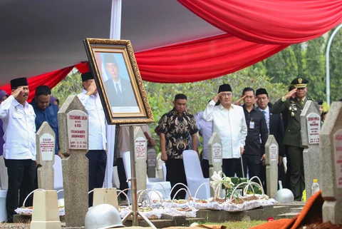 Pemakaman mantan Menteri Pertahanan Juwono Sudarsono  di TMP Kalibata, Jakarta, Minggu (29/03/2026).