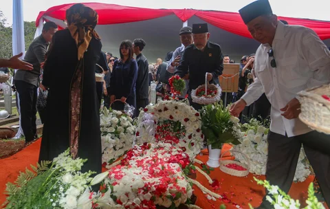 Pemakaman mantan Menteri Pertahanan Juwono Sudarsono  di TMP Kalibata, Jakarta, Minggu (29/03/2026).