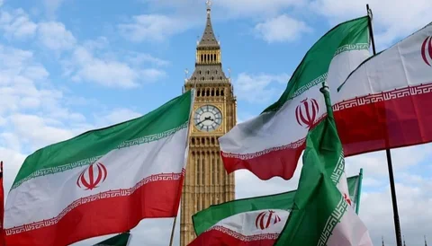 Di tengah eskalasi konflik global, Bendera Iran bukan sekadar lambang negara, melainkan cerminan identitas, sejarah panjang, dan medan pertarungan simbol yang membelah dunia, menarik perhatian global.