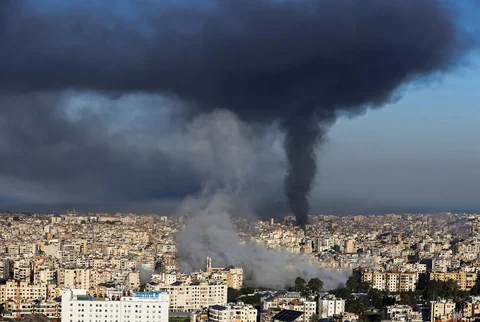 Kepulan asap membubung dari lokasi serangan udara Israel di pinggiran selatan Beirut, Lebanon, Selasa (03/03/2026).
