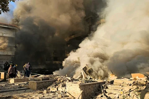 Petugas pemadam kebakaran memadamkan api di lokasi serangan udara Israel di pinggiran selatan Beirut, Lebanon, Selasa (03/03/2026).