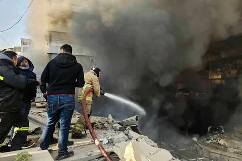 Petugas pemadam kebakaran memadamkan api di lokasi serangan udara Israel di pinggiran selatan Beirut, Lebanon, Selasa (03/03/2026).