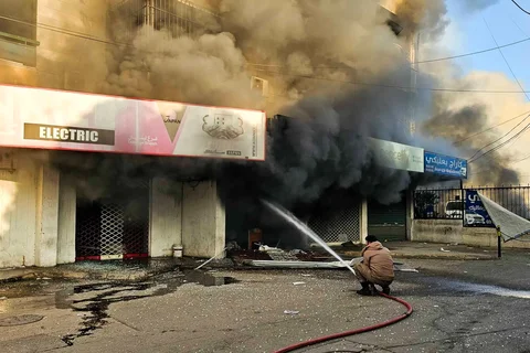 Petugas pemadam kebakaran memadamkan api di lokasi serangan udara Israel di pinggiran selatan Beirut, Lebanon, Selasa (03/03/2026).