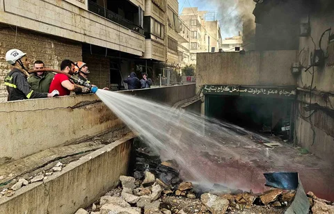 Petugas pemadam kebakaran memadamkan api di lokasi serangan udara Israel di pinggiran selatan Beirut, Lebanon, Selasa (03/03/2026).