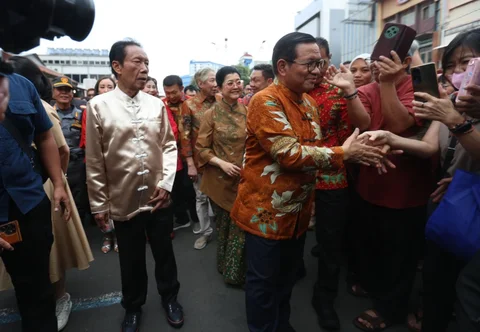 Gubernur DKI Jakarta Pramono Anung bersama mantan Gubernur DKI Jakarta Sutiyoso saat menghadiri perayaan Cap Go Meh Jakarta di kawasan Pancoran Chinatown Point Mall, Jakarta, Selasa (3/3/2026).