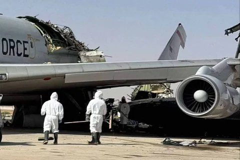 Gambar UGC yang beredar di media sosial pada 29 Maret 2026 dan telah diverifikasi oleh staf AFP menunjukkan pesawat Airborne Warning and Control System (AWACS) milik Angkatan Udara AS yang hancur setelah terkena serangan proyektil di Pangkalan Udara Pangeran Sultan, Arab Saudi.