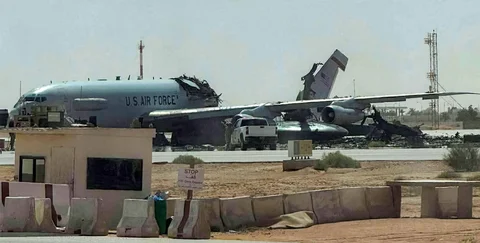 Gambar UGC yang beredar di media sosial pada 29 Maret 2026 dan telah diverifikasi oleh staf AFP menunjukkan pesawat Airborne Warning and Control System (AWACS) milik Angkatan Udara AS yang hancur setelah terkena serangan proyektil di Pangkalan Udara Pangeran Sultan, Arab Saudi.