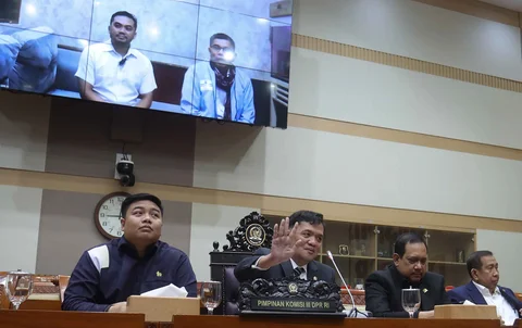 Dengan menghadirkan Amsal Sitepu secara daring, RDPU digelar di Ruang Rapat Komisi III DPR RI, Kompleks Parlemen, Senayan, Jakarta, pada Senin (30/3/2026). Tampak dalam foto, Ketua Komisi III Dewan Perwakilan Rakyat Republik Indonesia (DPR RI), Habiburokhman (kedua kiri) saat menggelar Rapat Dengar Pendapat Umum (RDPU) terkait kasus videografer Amsal Sitepu yang menjadi terdakwa kasus dugaan korupsi dalam kegiatan pembuatan video profil desa di Ruang Rapat Komisi III DPR RI, Kompleks Parlemen, Senayan, Jakarta, pada Senin (30/3/2026). (Kapanlagi.com/Budy Susanto)