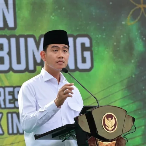 Wakil Presiden (Wapres) Gibran Rakabuming Raka saat menghadiri Pengukuhan Pengurus Pimpinan Wilayah Gerakan Pemuda (GP) Ansor Jawa Tengah Masa Khidmat 2025&ndash;2029 di Pondok Pesantren As Shodiqiyah. (Dok. Biro Pers, Media, dan Informasi Sekretariat Wakil Presiden)