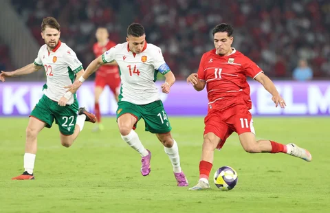 Pesepak bola Timnas Indonesia Ragnar Oratmangoen dihadang pesepak bola Bulgaria Filip Krastev saat final FIFA Series 2026 di Stadion Utama Gelora Bung Karno (SUGBK), Senayan, Jakarta, Senin (30/3/2026).