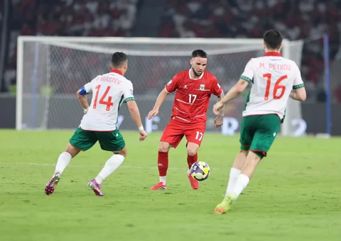 Pesepak bola Timnas Indonesia Calvin Verdonk dihadang dua pesepak bola Bulgaria saat final FIFA Series 2026 di Stadion Utama Gelora Bung Karno (SUGBK), Senayan, Jakarta, Senin (30/3/2026).