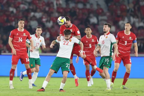 Pesepak bola Timnas Indonesia Calvin Verdonk berebut bola dengan pesepak bola Bulgaria  ChristianStoyanov saat final FIFA Series 2026 di Stadion Utama Gelora Bung Karno (SUGBK), Senayan, Jakarta, Senin (30/3/2026).
