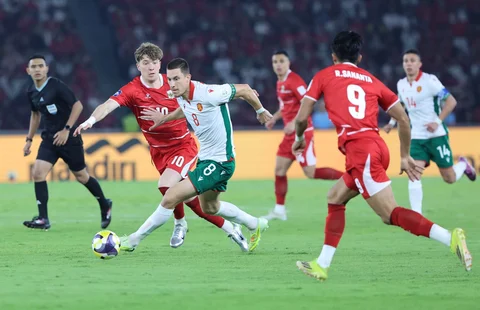 Pesepak bola Timnas Indonesia Ole Romeny dihadang pesepak bola Bulgaria Andrian Kraev saat final FIFA Series 2026 di Stadion Utama Gelora Bung Karno (SUGBK), Senayan, Jakarta, Senin (30/3/2026).