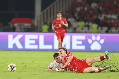Pesepak bola Timnas Indonesia Ole Romeny terjatuh  saat final FIFA Series 2026 di Stadion Utama Gelora Bung Karno (SUGBK), Senayan, Jakarta, Senin (30/3/2026).