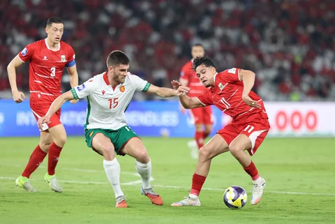 Pesepak bola Timnas Indonesia Ragnar Oratmangoen berebut bola dengan pesepak bola Bulgaria Petko Hristov saat final FIFA Series 2026 di Stadion Utama Gelora Bung Karno (SUGBK), Senayan, Jakarta, Senin (30/3/2026