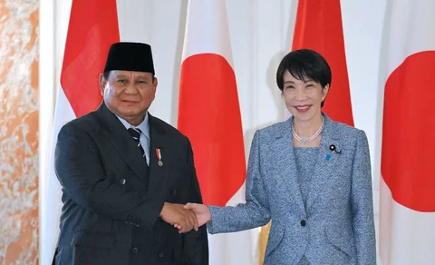 Presiden Prabowo Subianto  dan Perdana Menteri Jepang Sanae Takaichi berjabat tangan sebelum pertemuan puncak mereka di Gedung Tamu Negara di Tokyo, Jepang, Selasa, (31/03/2026).