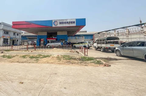 Kendaraan berbaris untuk mengisi bahan bakar di sebuah SPBU pada hari Selasa, di Yangon, Myanmar. Selasa (31/03/2026).