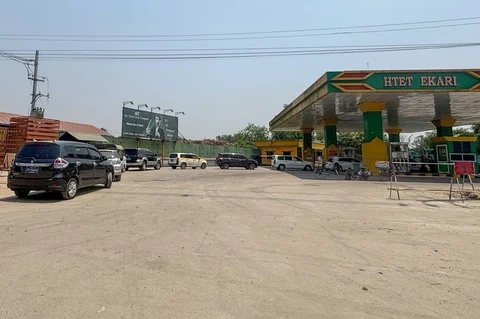 Kendaraan berbaris untuk mengisi bahan bakar di sebuah SPBU pada hari Selasa, di Yangon, Myanmar. Selasa (31/03/2026).