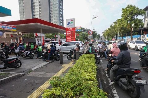 Warga antri mengisi bahan bakar minyak pada SPBU di kawasan Kemang Raya, Jakarta Selatan, Selasa (31/03/2026).