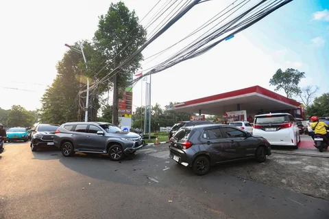 Warga antri mengisi bahan bakar minyak pada SPBU di kawasan Kemang Raya, Jakarta Selatan, Selasa (31/03/2026).