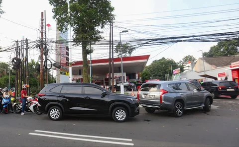 Warga antri mengisi bahan bakar minyak pada SPBU di kawasan Kemang Raya, Jakarta Selatan, Selasa (31/03/2026).